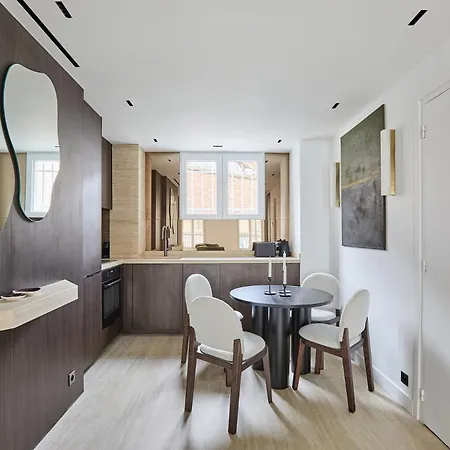 Spacious & Modern 2br 2ba L 16 Near Roland Garros Apartment
